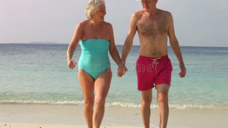 Hoger Paar die op Mooi Strand lopen