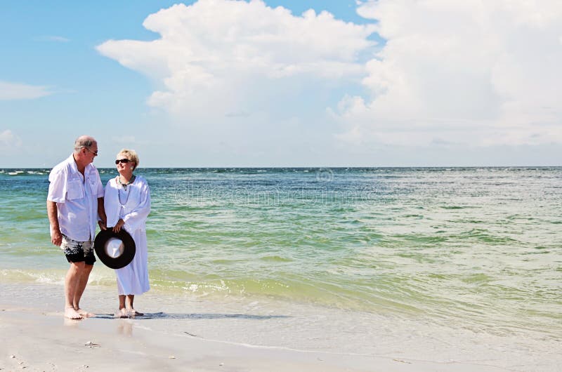 Hoger paar die op strand lopen royalty-vrije stock fotografie Hoger paar die op strand lopen royalty-vrije stock fotografie