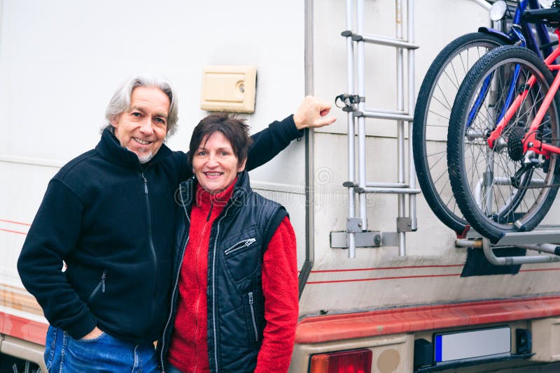 Hoger Paar in openlucht stock afbeelding Hoger Paar in openlucht stock afbeelding