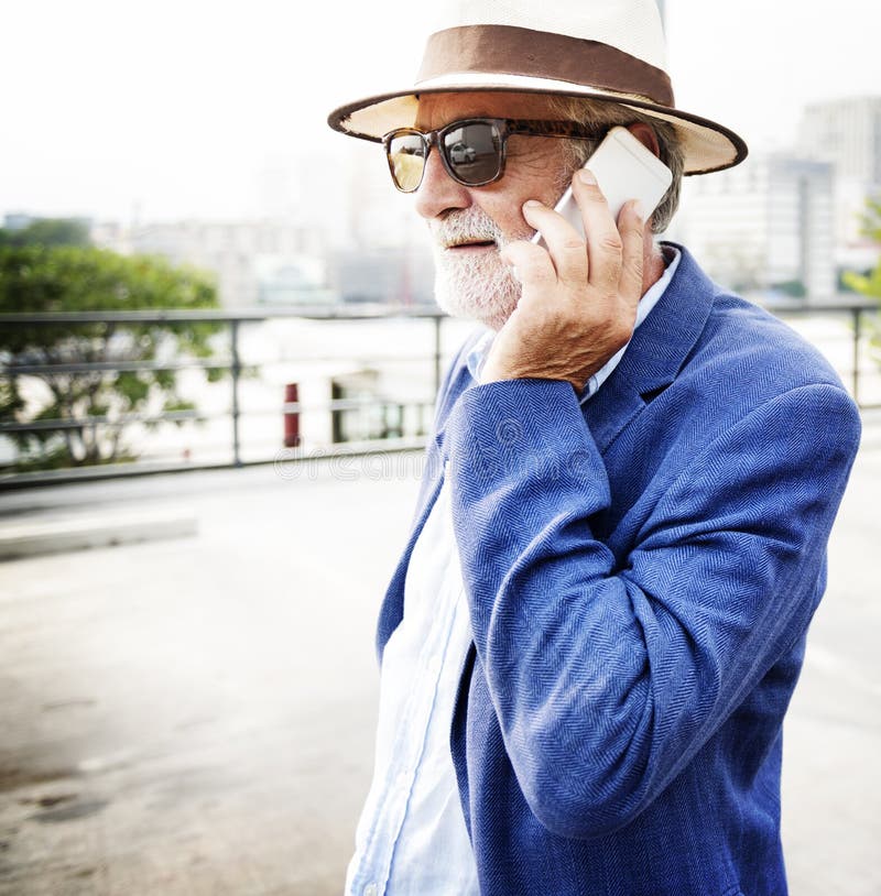 Hogere Communicatie van de Mensen Mobiele Telefoon Conc Verbindingstechnologie stock afbeeldingen Hogere Communicatie van de Mensen Mobiele Telefoon Conc Verbindingstechnologie stock afbeeldingen