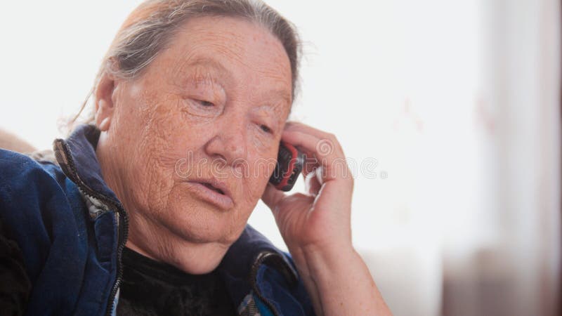 Hogere dame - de oude Vrouw spreekt celtelefoon, portret stock afbeeldingen Hogere dame - de oude Vrouw spreekt celtelefoon, portret stock afbeeldingen