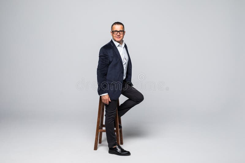 Hogere die Zakenmanzitting als voorzitter op witte achtergrond wordt geïsoleerd royalty-vrije stock afbeeldingen Hogere die Zakenmanzitting als voorzitter op witte achtergrond wordt geïsoleerd royalty-vrije stock afbeeldingen