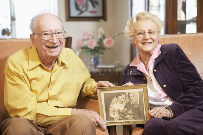 Hogere het huwelijksfoto van de paarholding royalty-vrije stock foto's Hogere het huwelijksfoto van de paarholding royalty-vrije stock foto's