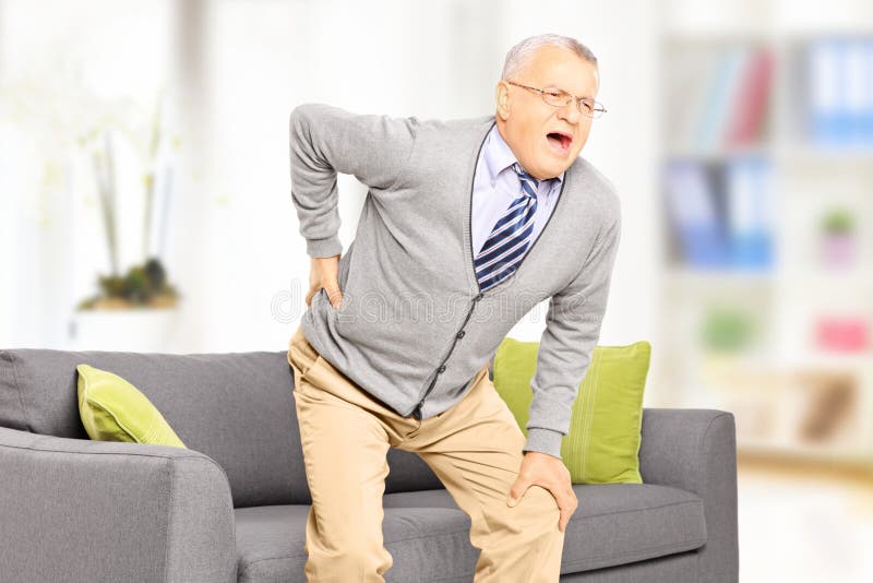 Hogere mens die aan rugpijn lijden stock foto's Hogere mens die aan rugpijn lijden stock foto's