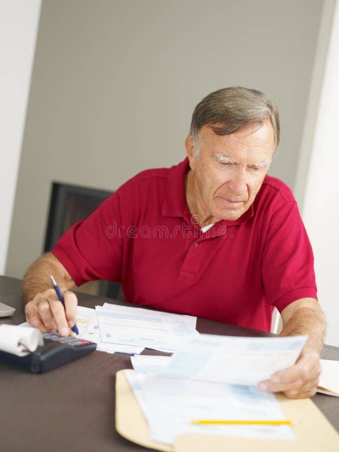 Hogere mens die huisfinanciën controleert royalty-vrije stock foto's Hogere mens die huisfinanciën controleert royalty-vrije stock foto's