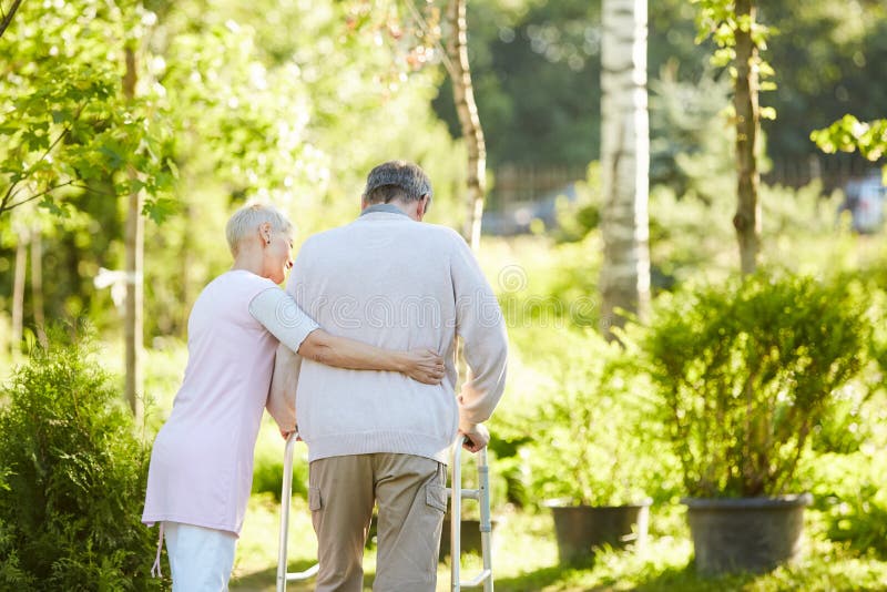 Hogere Mens die Leurder leren te gebruiken stock foto Hogere Mens die Leurder leren te gebruiken stock foto