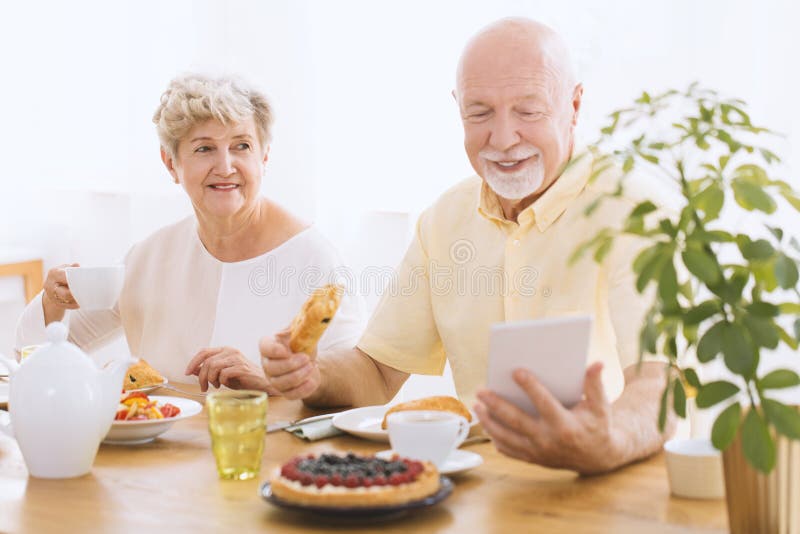 Hogere mens die tablet gebruiken royalty-vrije stock foto Hogere mens die tablet gebruiken royalty-vrije stock foto