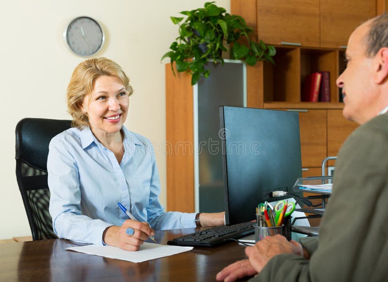 Hogere mens met bankdirecteur stock foto Hogere mens met bankdirecteur stock foto