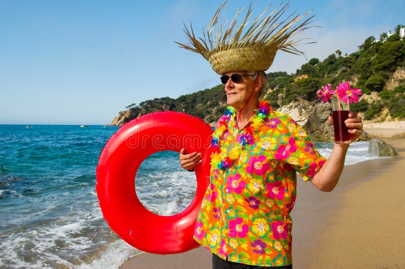 Hogere mens met cocktaildrank bij het strand stock foto Hogere mens met cocktaildrank bij het strand stock foto