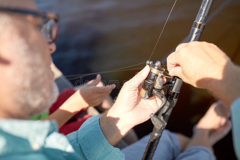 Hogere mens met hengel of het spinnen op rivier stock foto's Hogere mens met hengel of het spinnen op rivier stock foto's