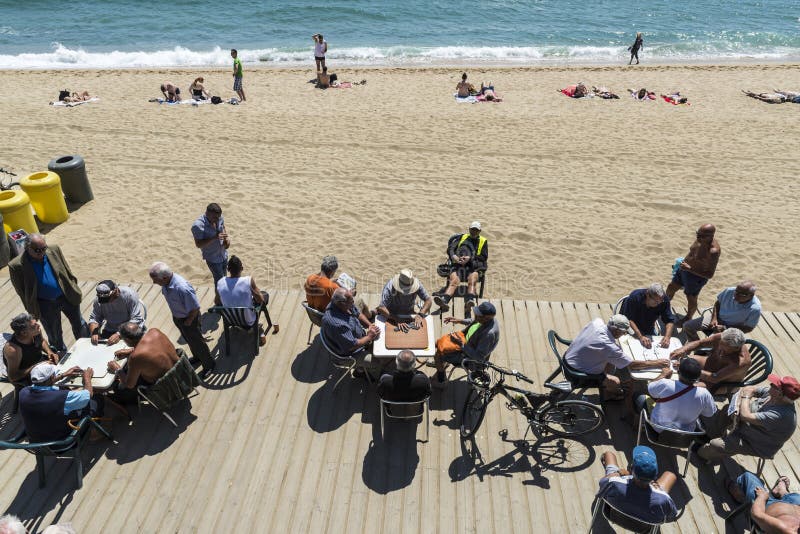 Hogere mensen die domino's op het strand, Barcelona spelen royalty-vrije stock afbeeldingen Hogere mensen die domino's op het strand, Barcelona spelen royalty-vrije stock afbeeldingen
