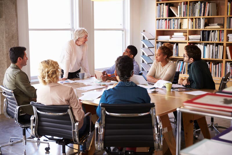 Hogere Onderneemster Addressing Team Meeting Around Table royalty-vrije stock foto Hogere Onderneemster Addressing Team Meeting Around Table royalty-vrije stock foto