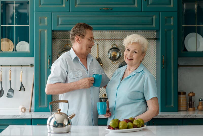 Hogere Mensen Die Thee Samen Drinken Stock Foto Afbeelding