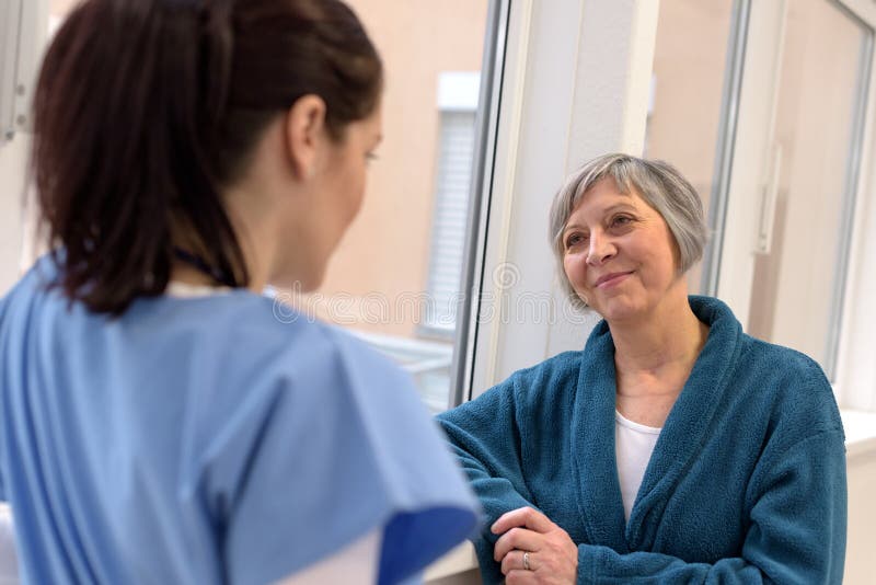 Senior patiënt met verpleegkundige stock afbeelding