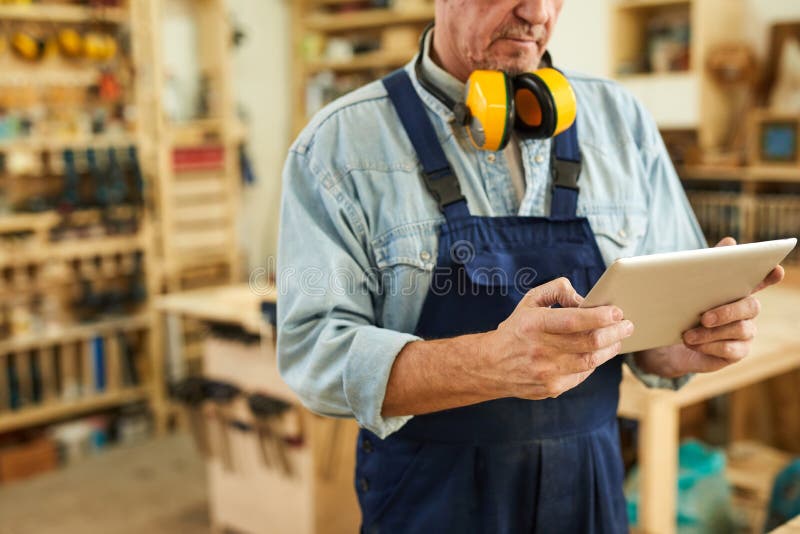 Hogere Timmerman die Tablet gebruiken stock foto's Hogere Timmerman die Tablet gebruiken stock foto's