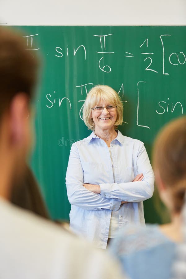 Hogere vrouw als succesvolle leraar stock afbeelding Hogere vrouw als succesvolle leraar stock afbeelding