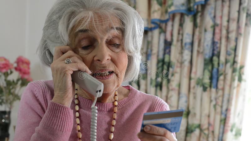 Hogere Vrouw die Creditcarddetails op de Telefoon geven
