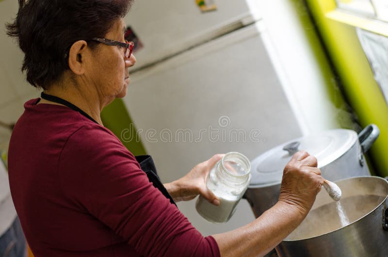 Hogere vrouw die gezond voedsel van verse groenten voorbereiden royalty-vrije stock afbeelding Hogere vrouw die gezond voedsel van verse groenten voorbereiden royalty-vrije stock afbeelding