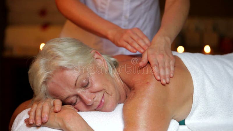 Hogere Vrouw die Massage in Kuuroord hebben