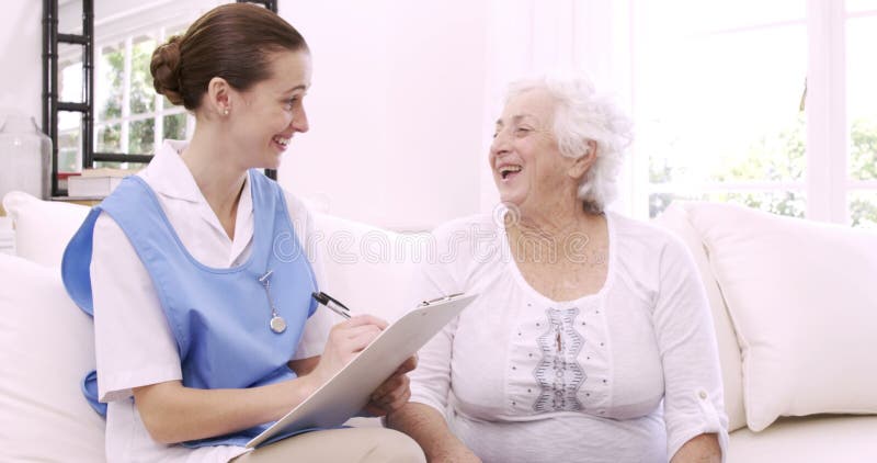 Hogere vrouw die met verpleegster spreken