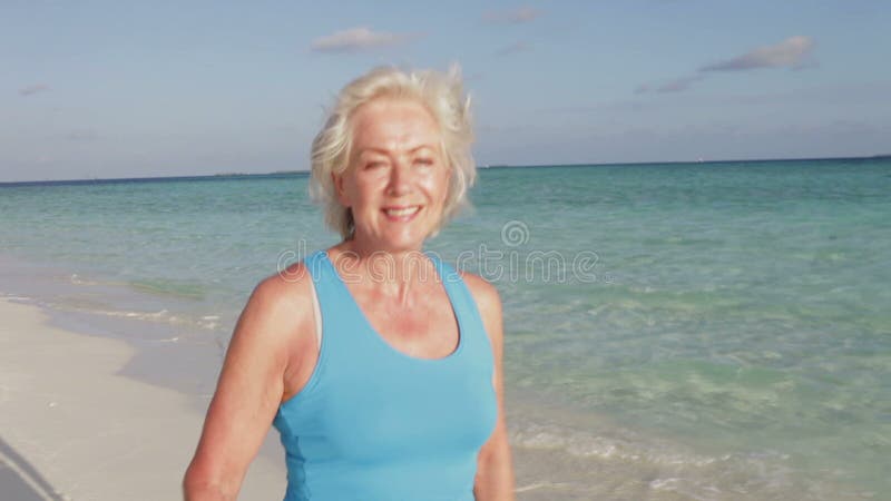 Hogere Vrouw die op Mooi Strand lopen