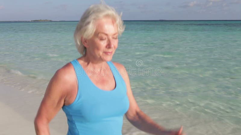 Hogere Vrouw die op Mooi Strand lopen