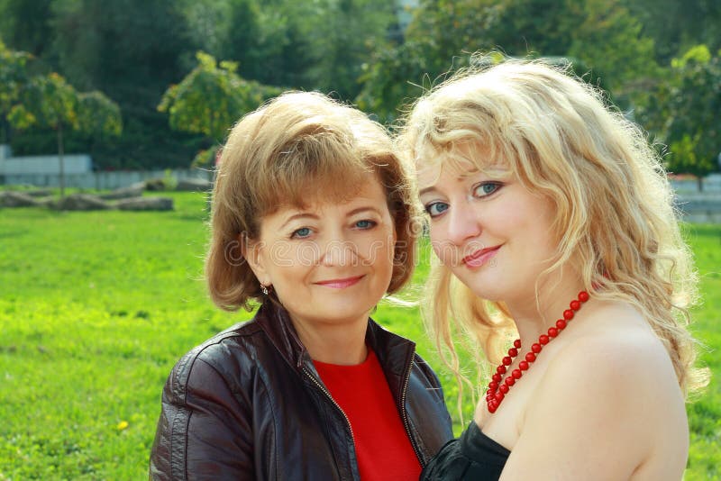 Hogere Vrouw en Volwassen Dochter stock foto Hogere Vrouw en Volwassen Dochter stock foto