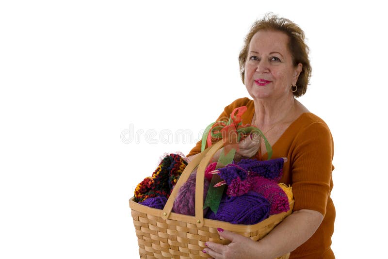 Hogere vrouw met garen in mand stock fotografie Hogere vrouw met garen in mand stock fotografie