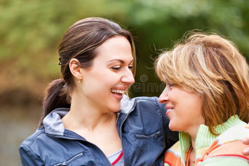 Hogere Vrouw met Volwassen Dochter stock fotografie Hogere Vrouw met Volwassen Dochter stock fotografie