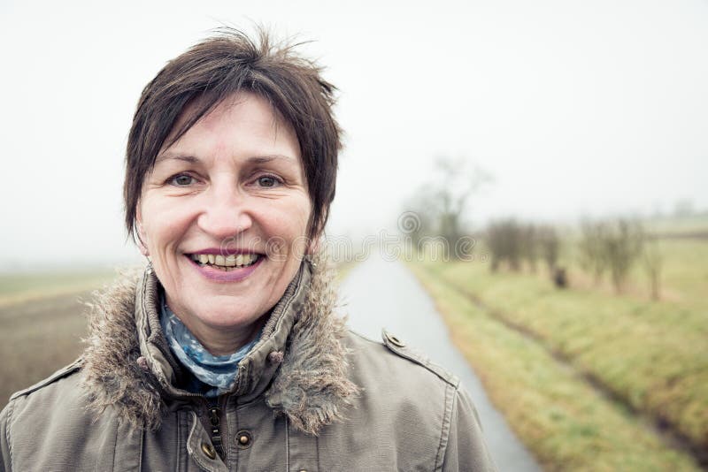 Hogere Vrouw in openlucht stock afbeelding Hogere Vrouw in openlucht stock afbeelding