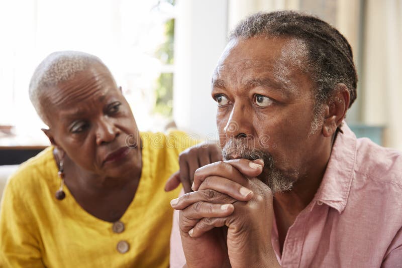 Hogere Vrouwen Troostende Man met Depressie thuis royalty-vrije stock afbeeldingen Hogere Vrouwen Troostende Man met Depressie thuis royalty-vrije stock afbeeldingen