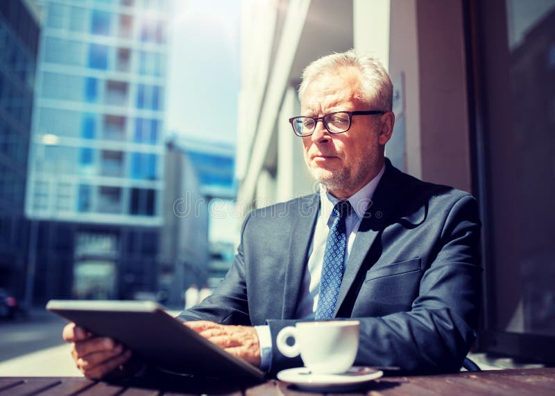 Hogere zakenman met het drinken van tabletpc koffie royalty-vrije stock foto Hogere zakenman met het drinken van tabletpc koffie royalty-vrije stock foto