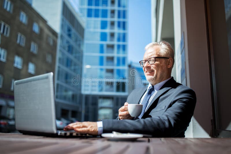 Hogere zakenman met laptop het drinken koffie royalty-vrije stock afbeelding Hogere zakenman met laptop het drinken koffie royalty-vrije stock afbeelding