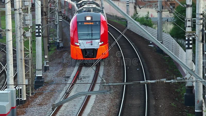 Hogesnelheidstrein die spoorweg doorgeven