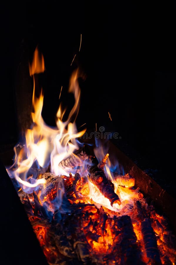 Hoguera del fuego del primer La llama de las quemaduras del fuego en un horno abierto en la noche fotos de archivo libres de regalías Hoguera del fuego del primer La llama de las quemaduras del fuego en un horno abierto en la noche fotos de archivo libres de regalías