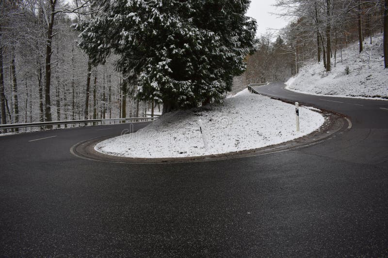 Hohe acht road in vinterfrispi kurva med snö runt. Vinterlandskapet täcktes under hösten i november 2024 med snötäckta kullar i vulkanlandskapet vid eiffet väster om Tyskland. Vulkanberget är känt för det oförutsägbara och ofta mycket våtkalla vädret.