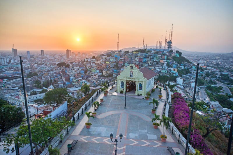 Hohe Ansicht einer kleinen Kapelle und der Stadt von Guayaquil, Ecuador stockfotos Hohe Ansicht einer kleinen Kapelle und der Stadt von Guayaquil, Ecuador stockfotos