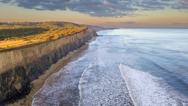 Hohe Klippenwand über Meer 02 lizenzfreies stockfoto Hohe Klippenwand über Meer 02 lizenzfreies stockfoto