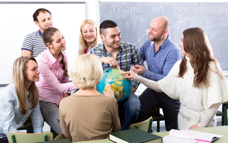 Hohe Schüler an der Geografieklasse stockbild Hohe Schüler an der Geografieklasse stockbild