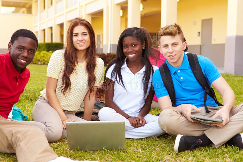 Hohe Schüler, die draußen auf dem Campus studieren lizenzfreie stockbilder Hohe Schüler, die draußen auf dem Campus studieren lizenzfreie stockbilder