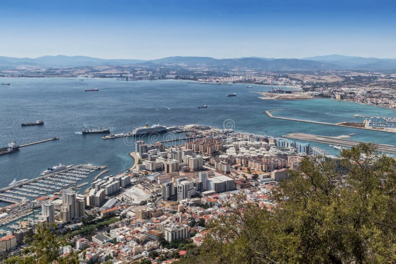 Hohe Sicht auf Gibraltar mit Hafen und Kreuzfahrt lizenzfreie stockfotos Hohe Sicht auf Gibraltar mit Hafen und Kreuzfahrt lizenzfreie stockfotos