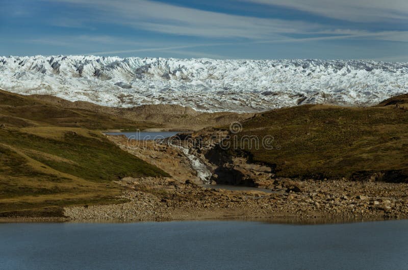 Hohe Wand der Gletscherfront Strom, der vom Gletscher zu verschiedene Seen fließt Kangerlussuaq, Gr?nland stockbilder Hohe Wand der Gletscherfront Strom, der vom Gletscher zu verschiedene Seen fließt Kangerlussuaq, Gr?nland stockbilder