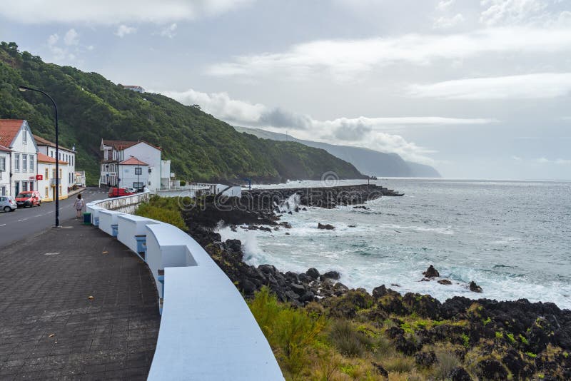 Hohe Winkelsicht des Ozeans unter dem dunklen Himmel in Sao-Jorge-Insel, Azoren, Portugal stockfoto
