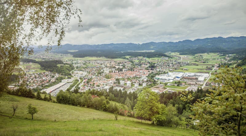 Hohe Winkelsicht des Slovenj Gradec, Kärnten-Region, Slowenien unter dem dunklen dunklen Himmel stockbilder