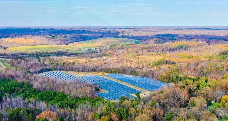 Hohe Winkelsicht eines Solarbauernhofes in der Nord-Carolinalandschaft während des Falles stockbild