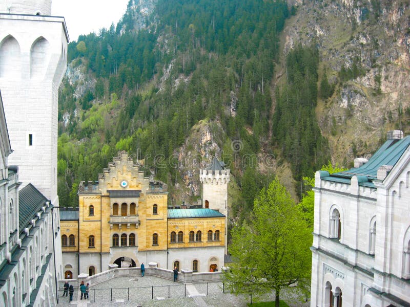 Hohenschwangau, Allemagne - 19 mai 2010 : Le célèbre château de Neuschwanstein est un palais roman de renaissance du XIXe siècle image libre de droits Hohenschwangau, Allemagne - 19 mai 2010 : Le célèbre château de Neuschwanstein est un palais roman de renaissance du XIXe siècle image libre de droits