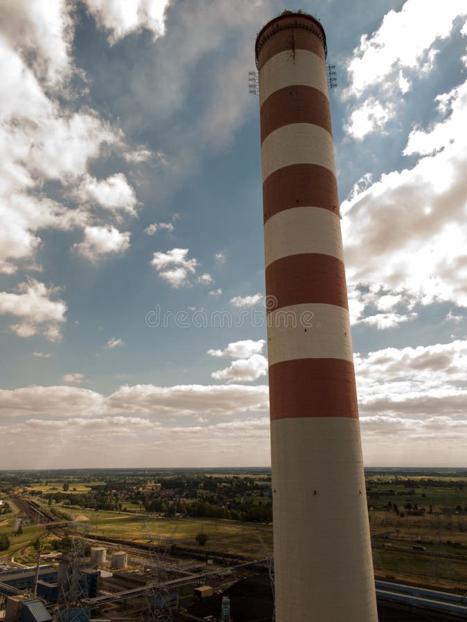 Hoher konkreter Kamin in einem Kraftwerk stockfotos Hoher konkreter Kamin in einem Kraftwerk stockfotos