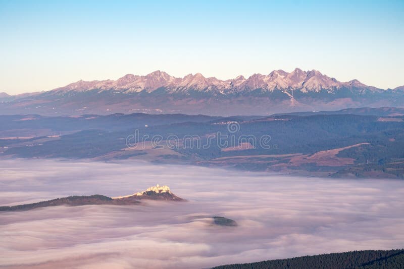 Hoher Tatras Gebirgszug und Spis ziehen sich bei Sonnenaufgang, Slowakei zurück lizenzfreie stockfotografie Hoher Tatras Gebirgszug und Spis ziehen sich bei Sonnenaufgang, Slowakei zurück lizenzfreie stockfotografie
