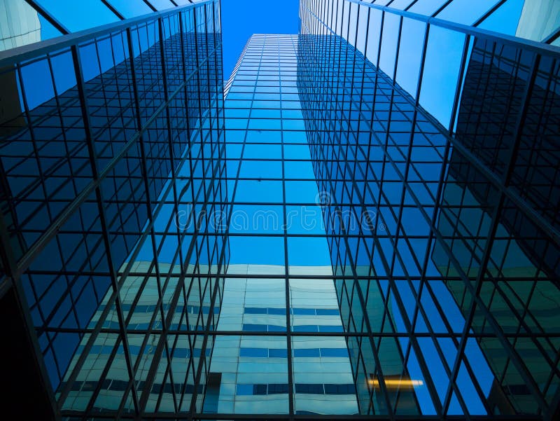 Hoher widergespiegelter Büro-Kontrollturm stockfotografie Hoher widergespiegelter Büro-Kontrollturm stockfotografie