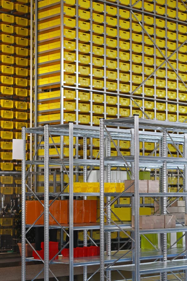 Hoher Regalspeicher stockbild. Bild von lagerhaus, draht - 36999365